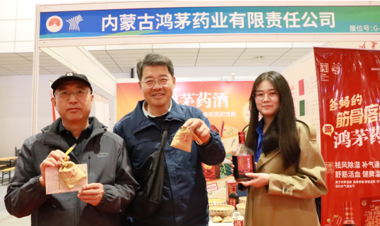 现场观众在hjc888黄金城展位参与互动